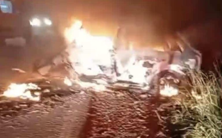 Colisão entre um Ford Focus e um Volkswagen Gol mobilizou equipes de resgate na noite deste domingo (31); veículos pegaram fogo após o impacto.
