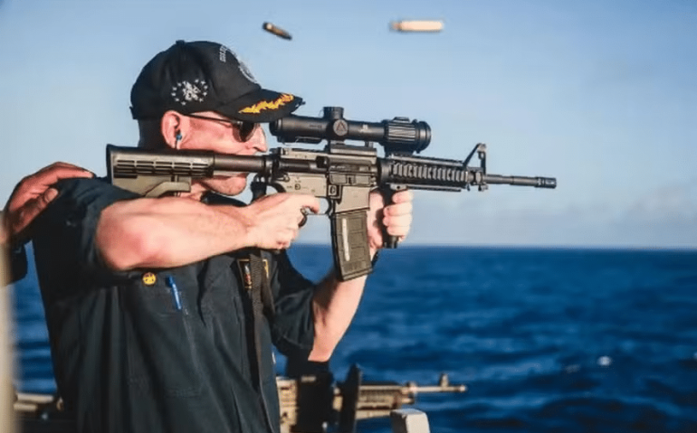Comandante de navio da Marinha dos EUA é ridicularizado por apontar fuzil com a mira invertida — Foto: Reprodução/US Navy
