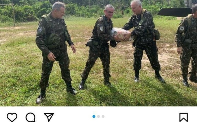 Comandante do Exército carregando cesta básica
