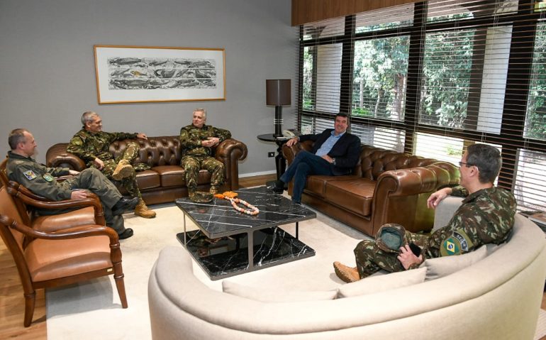 Comandante do do CMO em visita ao governador de MS (Imagem: Bruno Rezende)
