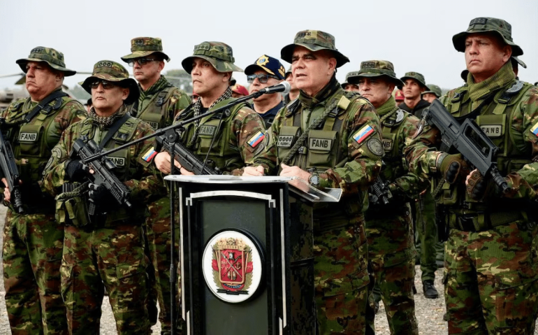 Ministro da Defesa venezuelano, General Vladimir Padrino Lopez, falando durante operação militar na região de Catatumbo, estado de Zulia, fronteira com a Colômbia Foto: Ministério da Defesa da Venezuela via AFP