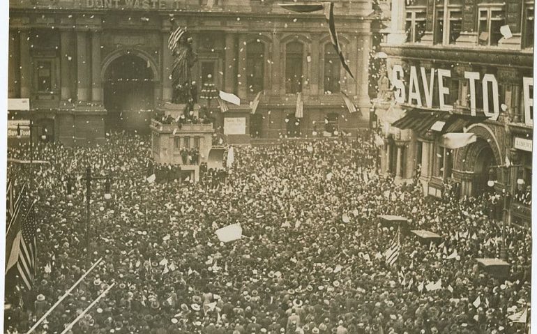 Celebrações do Dia do Armistício na Filadélfia em 11 de Novembro de 1918 / Crédito: Wikimedia Commons