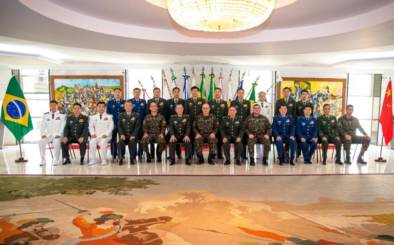 Comitiva da China visita o EME