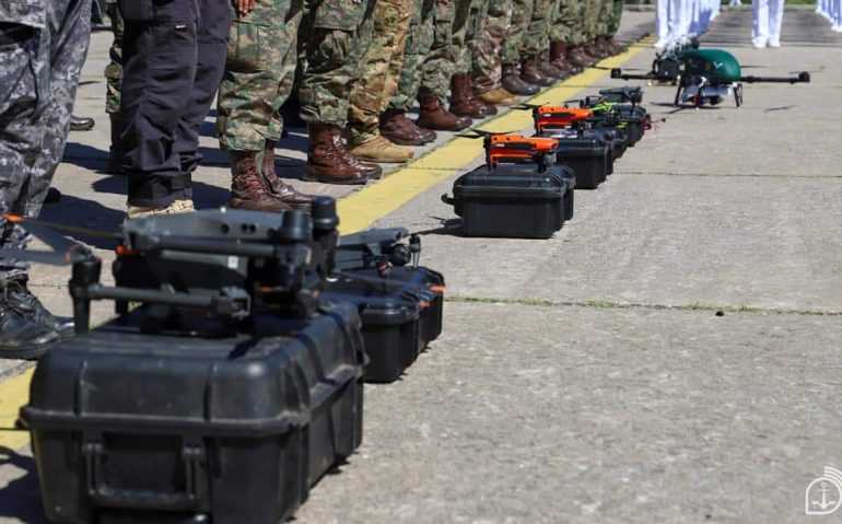 Drones e equipes dos Fuzileiros Navais reunidos no CIASC durante atividades que antecederam a criação da Escola de Drones da Marinha do Brasil.