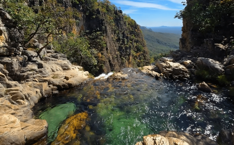 No território em disputa fica o Complexo do Canjica, que tem natureza preservada, com diversas trilhas que levam turistas a cachoeiras e poços, em meio a serras, cânions e matas fechadas
Foto: Divulgação/Complexo Águas Lindas