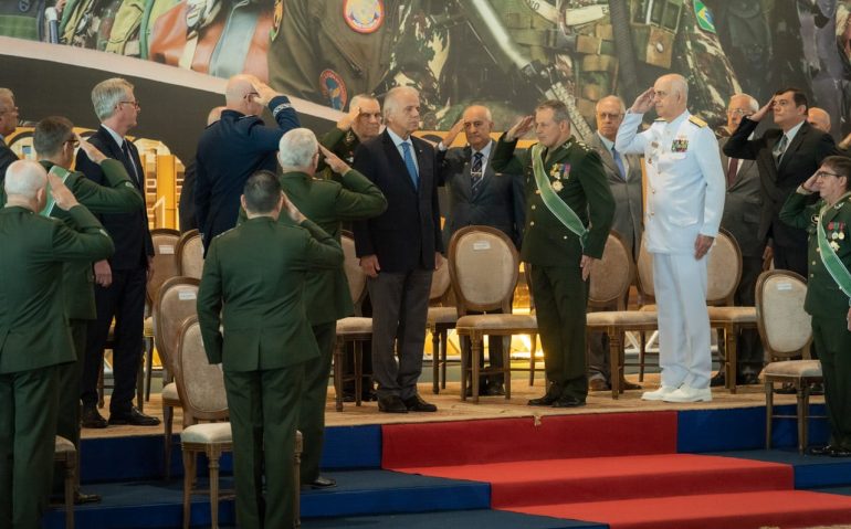 Cúpula das Forças Armadas presta continência ao ministro da Defesa, José Múcio Monteiro (Imagem: Centro de Comunicação Social do Exército)