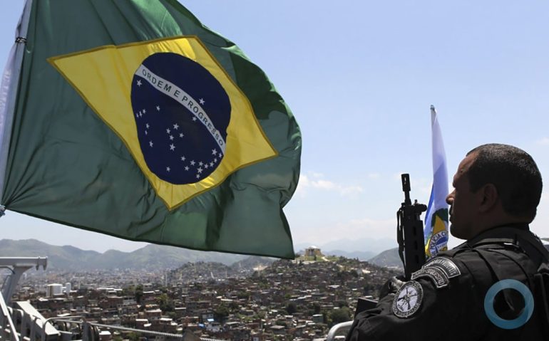Continência à Bandeira por PM em morro do Rio
