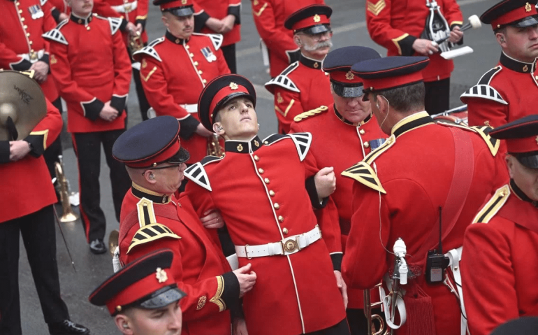 Membro da banda militar desmaia enquanto participava da coroação de Charles III OLI SCARFF / AFP / CP