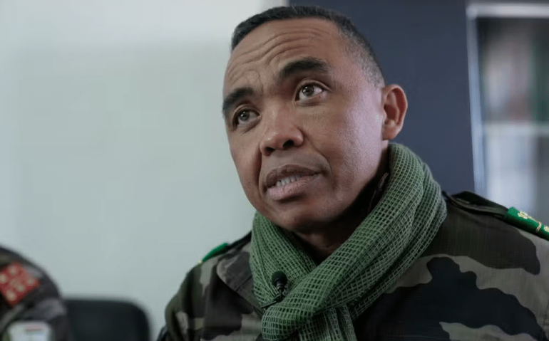 Coronel Michael Randrianirina, durante uma entrevista em Antananarivo, Madagascar, na quarta-feira, 15 de outubro de 2025 — Foto: Foto AP/ Brian Inganga