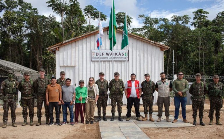 Autoridades federais e lideranças Yanomami e Ye’kwana participam da inauguração do Destacamento Especial de Fronteira (DEF) em Waikas, na Terra Indígena Yanomami. Foto: Bruno Mancinelle / Casa de Governo