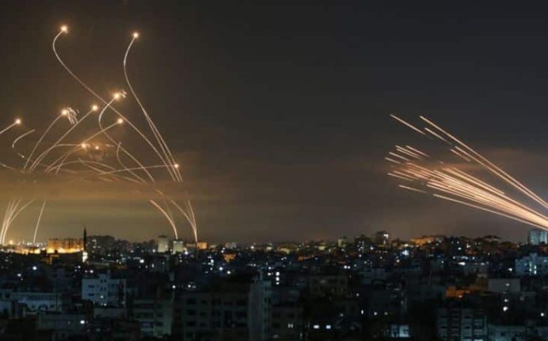 DOMO DE FERRO - Os mísseis israelenses, à esquerda, lançados para interceptar os foguetes do Hamas, à direita ANAS BABA/GETTY IMAGES
