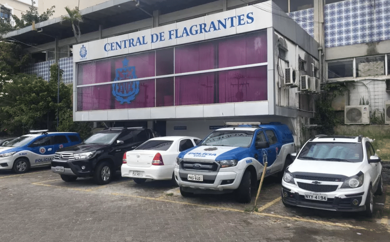 Soldados do Exército são presos em flagrante por assaltarem mulheres em Salvador — Foto: Phael Fernandes/G1
