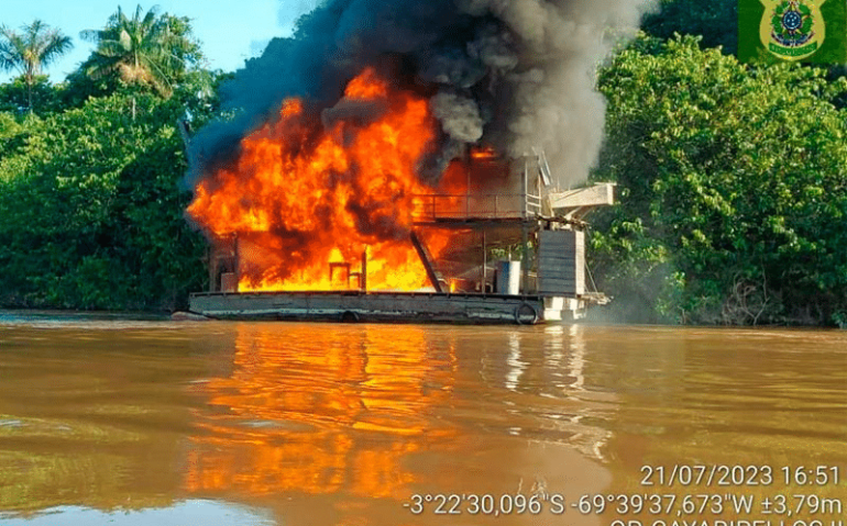 Mais uma balsa do garimpo ilegal na Amazônia foi destruída pelas forças de segurança na região do Vale do Javari (Foto: Divulgação/Exército)