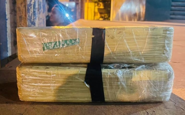 Tabletes de pasta base de cocaína apreendida com mulher