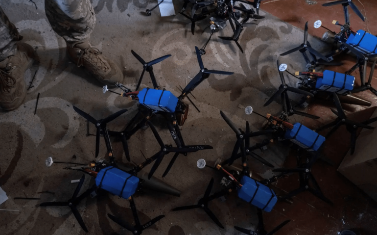 Drones com visão em primeira pessoa (FPV) são vistos em uma posição de linha de frente dos militares das Forças Armadas Ucranianas, em meio ao ataque da Rússia à Ucrânia, perto da cidade de Kostiantynivka, na região de Donetsk, Ucrânia, em 23 de maio de 2025. Iryna Rybakova/Serviço de Imprensa da 93ª Brigada Mecanizada Separada de Kholodnyi Yar das Forças Armadas Ucranianas/Divulgação via REUTERS