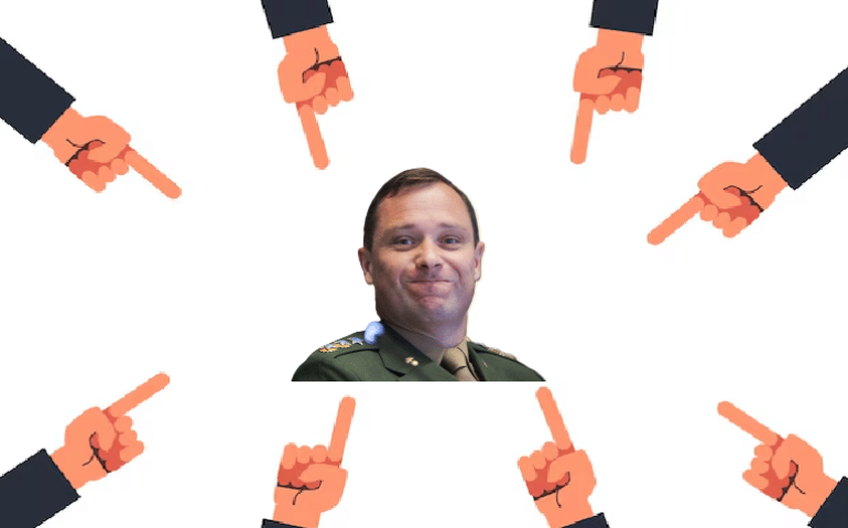 Dedos apontando para Mairo Cid