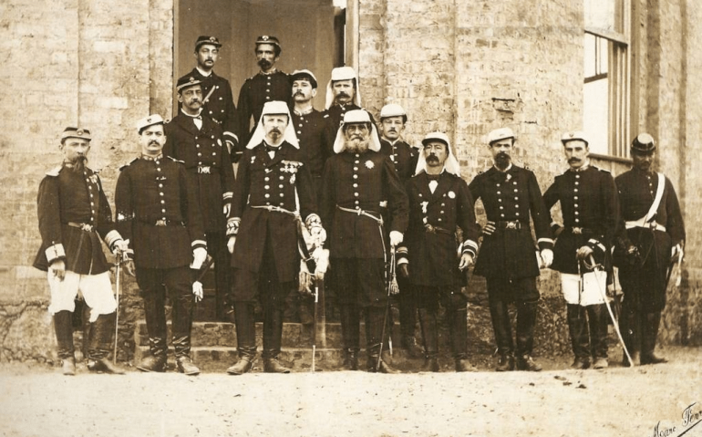 Oficiais do Exército enfileirados
Marechal Deodoro da Fonseca (na primeira fila, quarto da esq. para a dir.), Gaston de Orléans, o conde de Eu (primeira fila, terceiro da esq. para a dir.) e outros oficiais do Exército brasileiro em fotografia de Marc Ferrez, c. 1885 - Wikimedia Commons/Reprodução