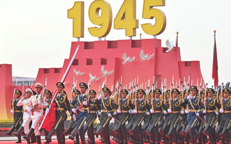 Tropas comemoram com desfile militar o 80º aniversário da vitória da China na Guerra de Resistência contra o Japão na Segunda Guerra Mundial. • Getty Images