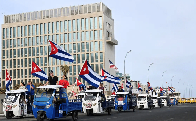 Desfile patriótico em Cuba (Reuters)