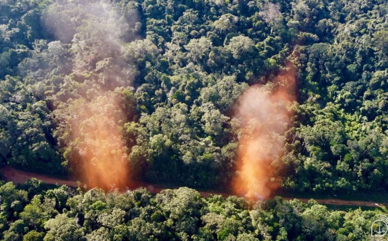 Carga explosiva cinco vezes maior que operações anteriores foi empregada para inutilizar a pista “Cascalho Novo”, estratégica ao garimpo ilegal na Terra Yanomami – Imagem: Catrimani II
Fonte: Agência Marinha de Notícias