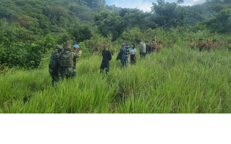 Suspeitos sendo conduzidos pelas Forças Armadas (Foto: Forças Armadas)