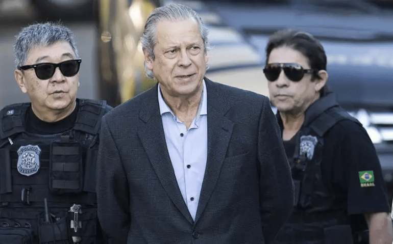 Dirceu sendo preso em agosto de 2015, na 17ª fase da Lava Jato Foto: picture-alliance/dpa/H. Alves