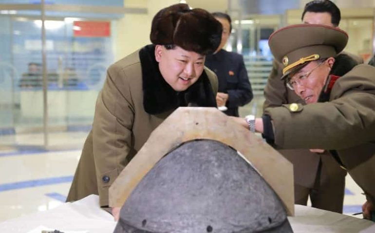Ditador-norte-coreano-Kim-Jong-Un-observa-missil-Foto-KCNA-AFP