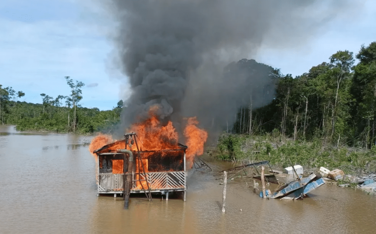 Draga do garimpo ilegal é destruída no Amazonas — Foto Comando Conjunto Uiara
