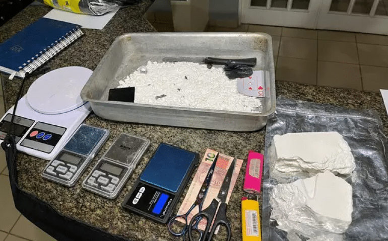 Itens apreendidos na ação policial. (Foto: Sidney Assis, de Coxim)