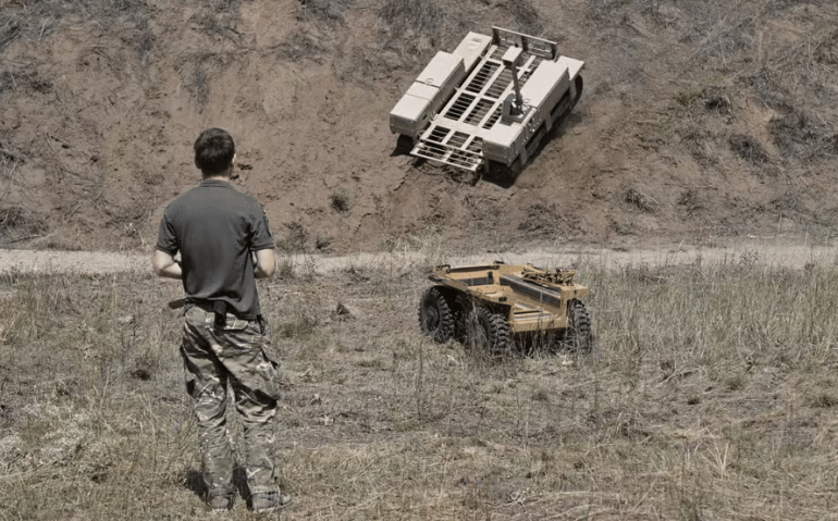 Médicos do exército ucraniano usam drones e robôs teleguiados para socorrer feridos de guerra — Foto: Genya Savilov/AFP