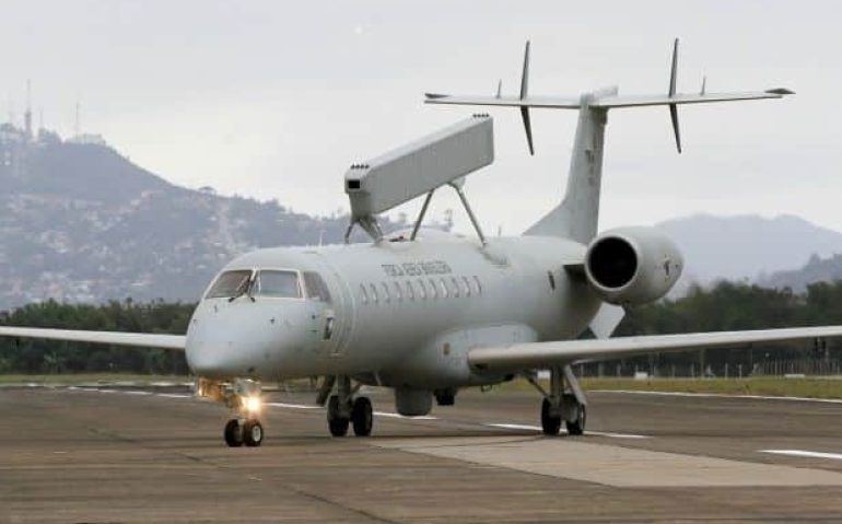 E-99M, “avião-radar” da FAB, pode rastrear dezenas de objetos simultaneamente a mais de 700 km de distância, cobrindo o ponto cego dos radares
Crédito: Divulgação