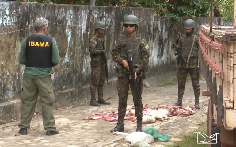 Fiscais do Ibama trabalham em conjunto com soldados do Exército durante operação na região do Alto Turiaçu. — Foto: Reprodução/TV Mirante