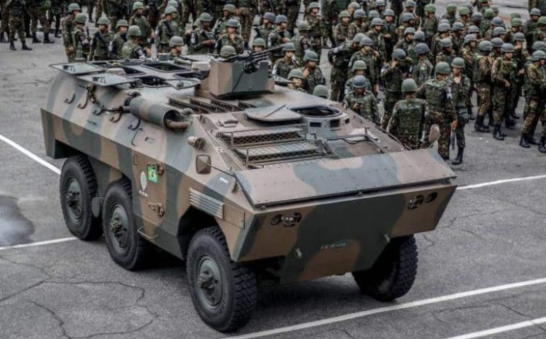 Forças Armadas estão atuando no Estado com tropas em veículos e a pé, além de blindados e helicópteros (Foto: Bárbara Moira)