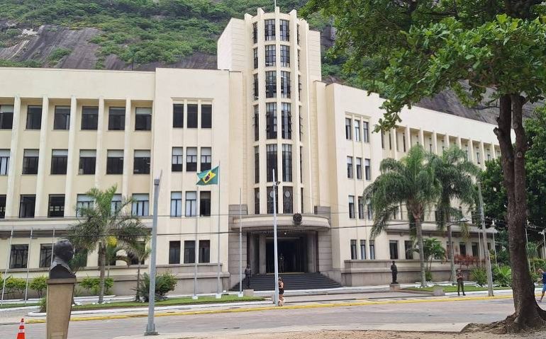 Fachada da Escola de Comando de Estado Maior, na Urca, mais alta e prestigiada escola do Exército; quatro militares presos sob suspeita de trama golpista se formaram na unidade - Italo Nogueira/Folhapress