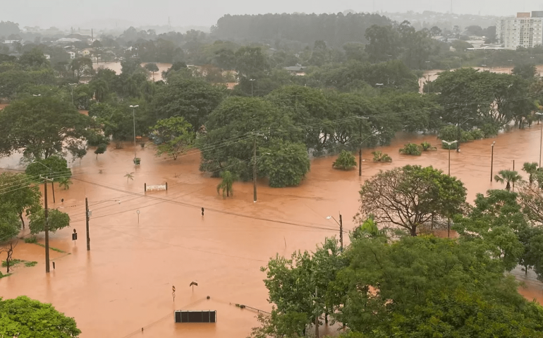 Chuva no Rio Grande do Sul vai seguir. Lajeado volta a sofrer com enchente meio anos após as grandes cheias históricas do Rio Taquari do segundo semestre de 2023. Rios devem subir ainda mais com perspectiva de chuva intensa a extrema nos próximos dias. | AGEU KEHRWALD