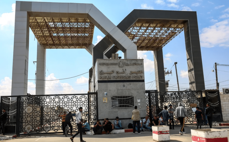 Pessoas se reúnem no lado de Gaza na fronteira fechada de Rafah com o Egito — Foto: Samar Abu Elouf/The New York Times