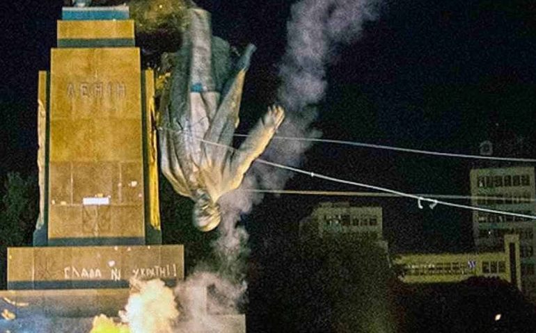 Estátua de Lenin sendo derrubada em em Kharkiv, na Ucrânia, na  fronteira com a Rússia (1991)