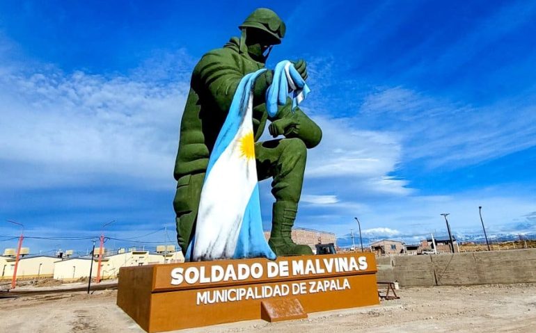 ESTÁTUA EM HOMENAGEM AOS SOLDADOS DAS MALVINAS