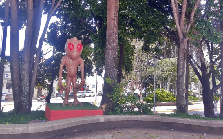 Estátua na Praça do ET em Varginha (MG) — Foto: Franco Junior/g1