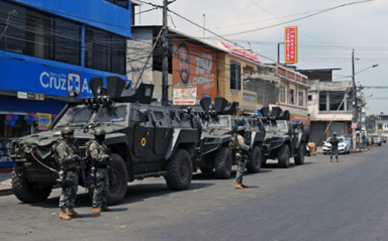 Exército equatoriano em operação nas ruas de Dúran, em novembro
(Photo by Gerardo MENOSCAL / AFP)