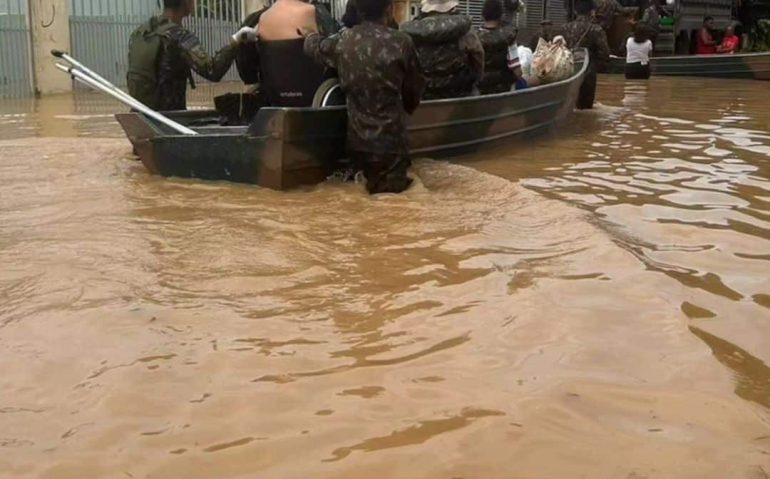EXÉRCITO SOCORRE ATINGIDOS PELAS CHEIAS NO ACRE