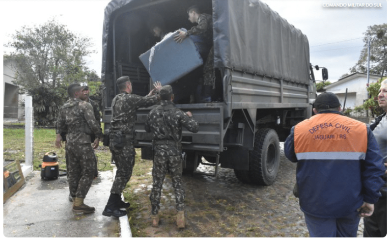 EXÉRCITO SOCORRE ATINGIDOS PELAS CHEIAS NO RS
