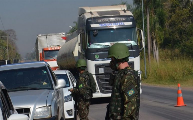 Exército na fiscalização da estrada que dá acesso à linha de fronteira com a Bolívia (EB)