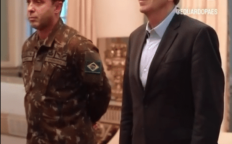 Eduardo Paes recebe medalha da brigada paraquedista
