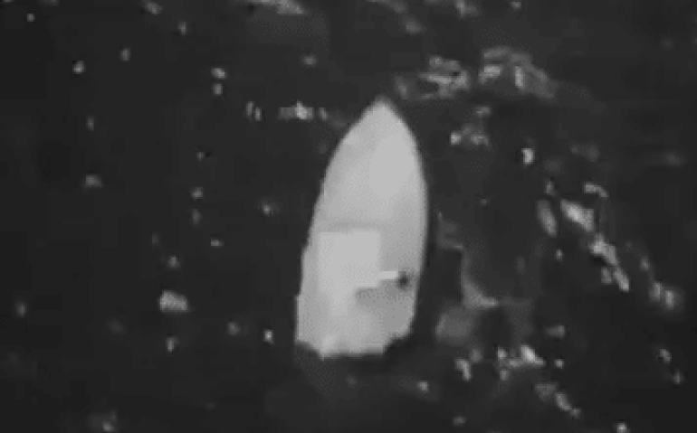 Frame de vídeo divulgado pelos EUA mostra embarcação pouco antes de ser bombardeada no Pacífico Imagem: US Southern Command / AFP