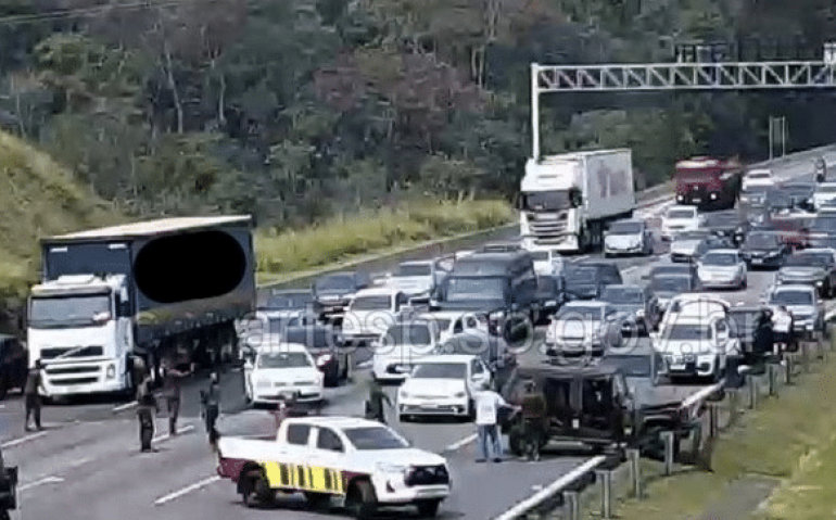 Acidente causou engarrafamento na Rodovia dos Bandeirantes (Imagem: redes sociais)