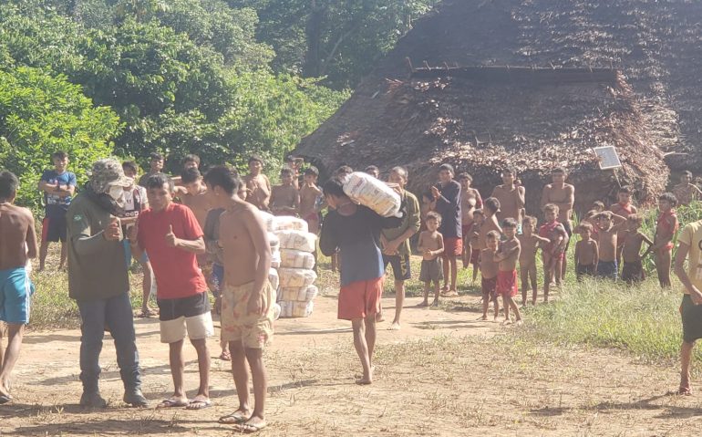 Entregue de cestas básicas TIY