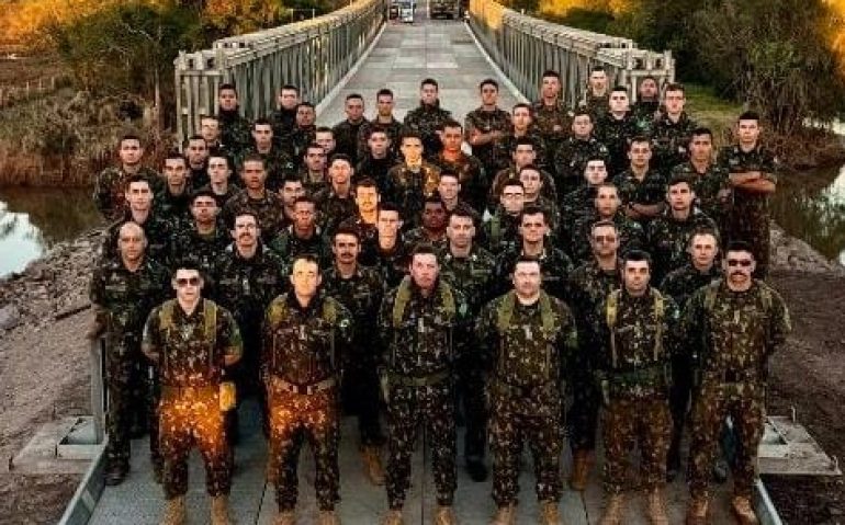 Equipe do 3º BECmb que ergueu ponte do Exército na RSC 287 (Crédito: Studio FM)