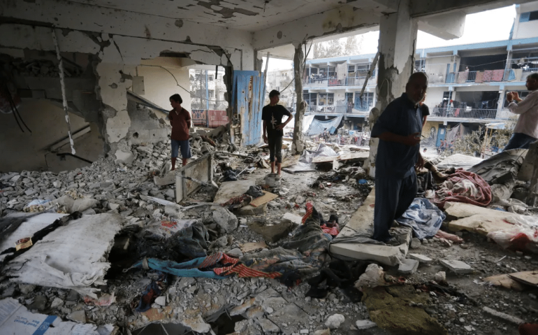 Escola da ONU é atacada em Gaza
shraf Amra/Anadolu via Getty Images
