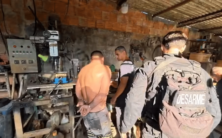 Polícia Civil deflagra operação contra fabricação e comércio irregular de armas no Rio e no Paraná — Foto: Reprodução